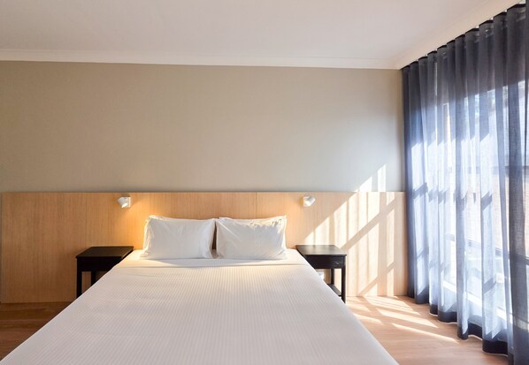 Queen Room | Desk, laptop workspace, iron/ironing board, bed sheets - El Toro Motel (Warwick Farm)