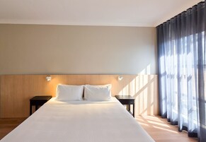 Queen Room | Iron/ironing board, bed sheets