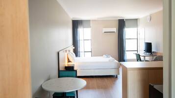 スタジオスイート | 1 室のベッドルーム、デスク、ノートパソコン用作業スペース、アイロン / アイロン台