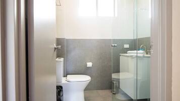 シャワー、バスアメニティ (無料)、ヘアドライヤー、タオル