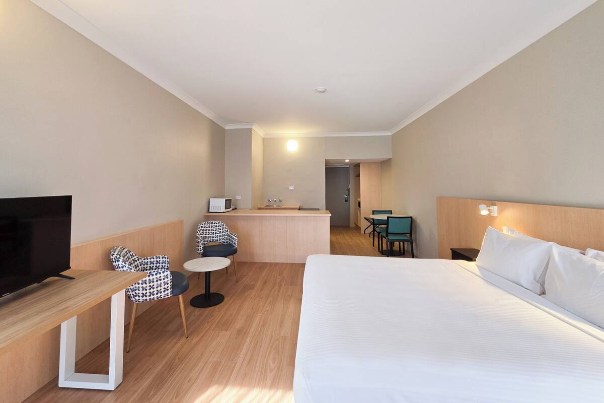 Iron/ironing board, bed sheets