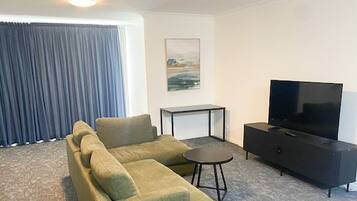 Habitación estándar | Área de sala de estar | Televisión de pantalla plana de 42 pulgadas con canales por cable