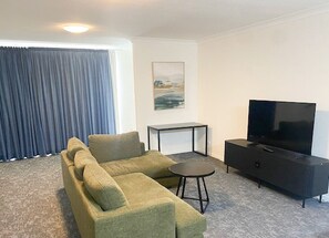 Gran Toro Apartment (Three Bedroom) | Living area | 42-inch flat-screen TV with cable channels, TV - El Toro Motel (Warwick Farm)
