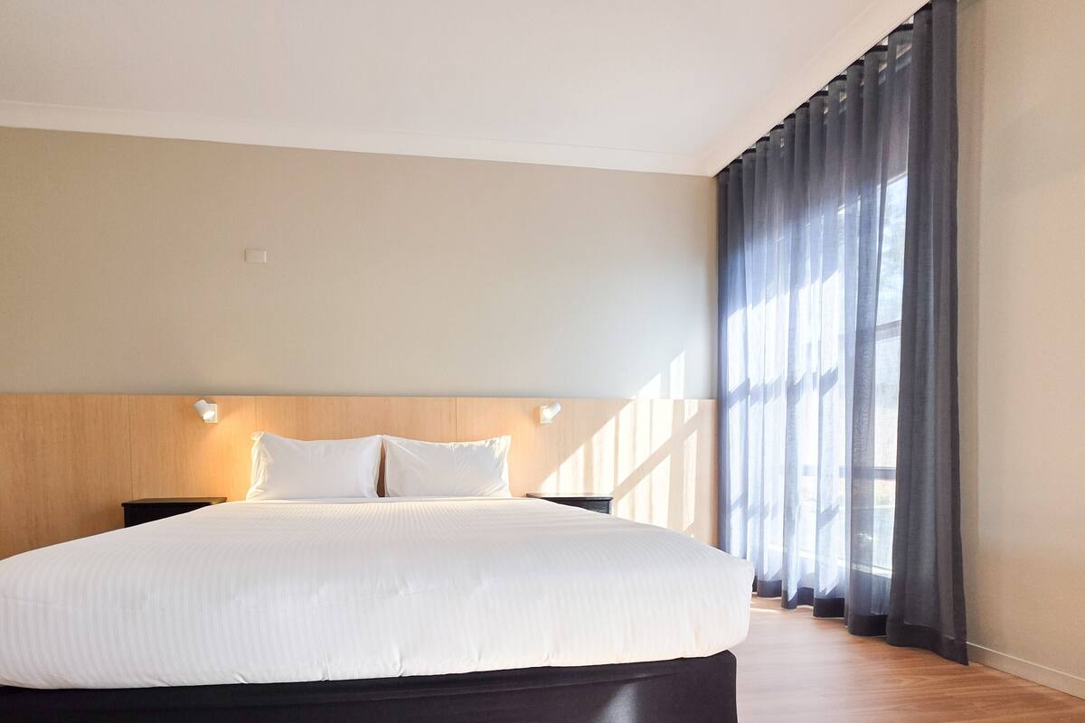 Gran Toro Suite (Kitchenette) | Iron/ironing board, bed sheets