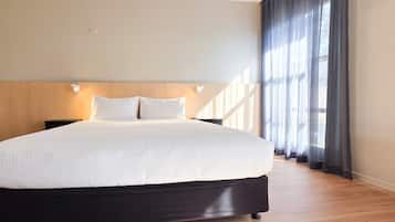 Escritorio y espacio para trabajar con laptop