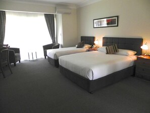 Executive Twin Room (Double or Twin) | Minibar, desk, iron/ironing board, cribs/infant beds - Moore Park Inn (Armidale)
