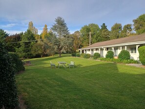 Property grounds - Moore Park Inn (Armidale)