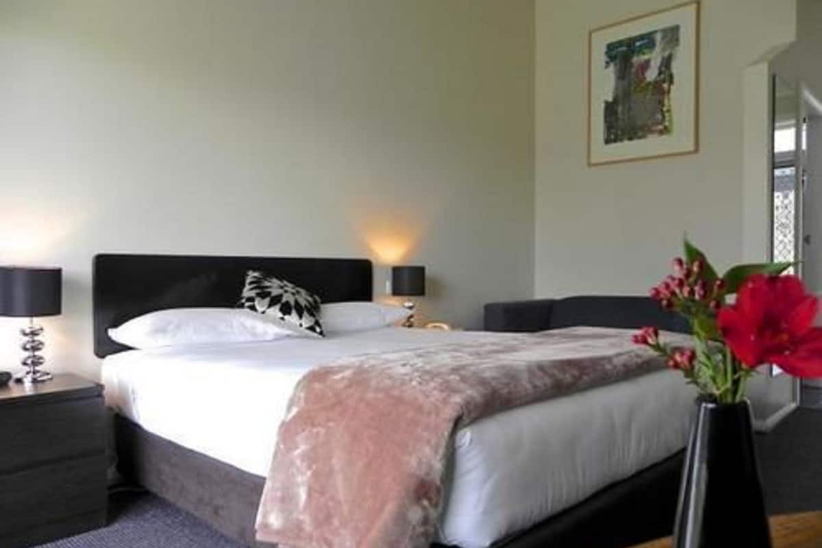 Deluxe Queen Room | Minibar, desk, iron/ironing board, cribs (surcharge)