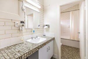 Chuveiro, produtos de toalete grátis, secador de cabelo 