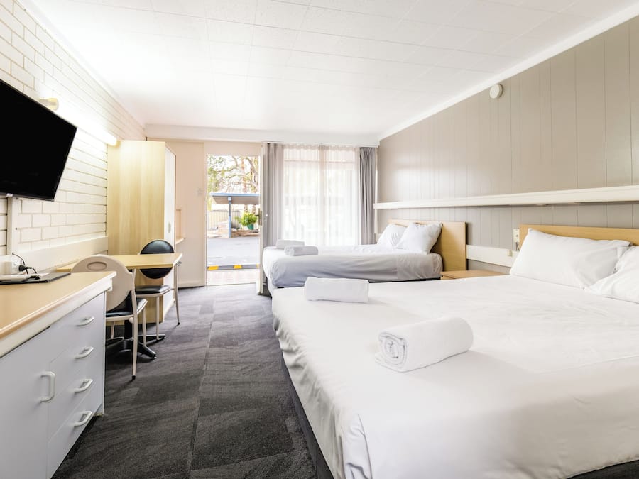 Een strijkplank/strijkijzer, gratis wifi, beddengoed, een wekker