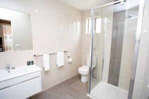 Queen Room - single use | Bathroom | Hair dryer, towels - Blue Whale Motor Inn & Apartments (Warrnambool)