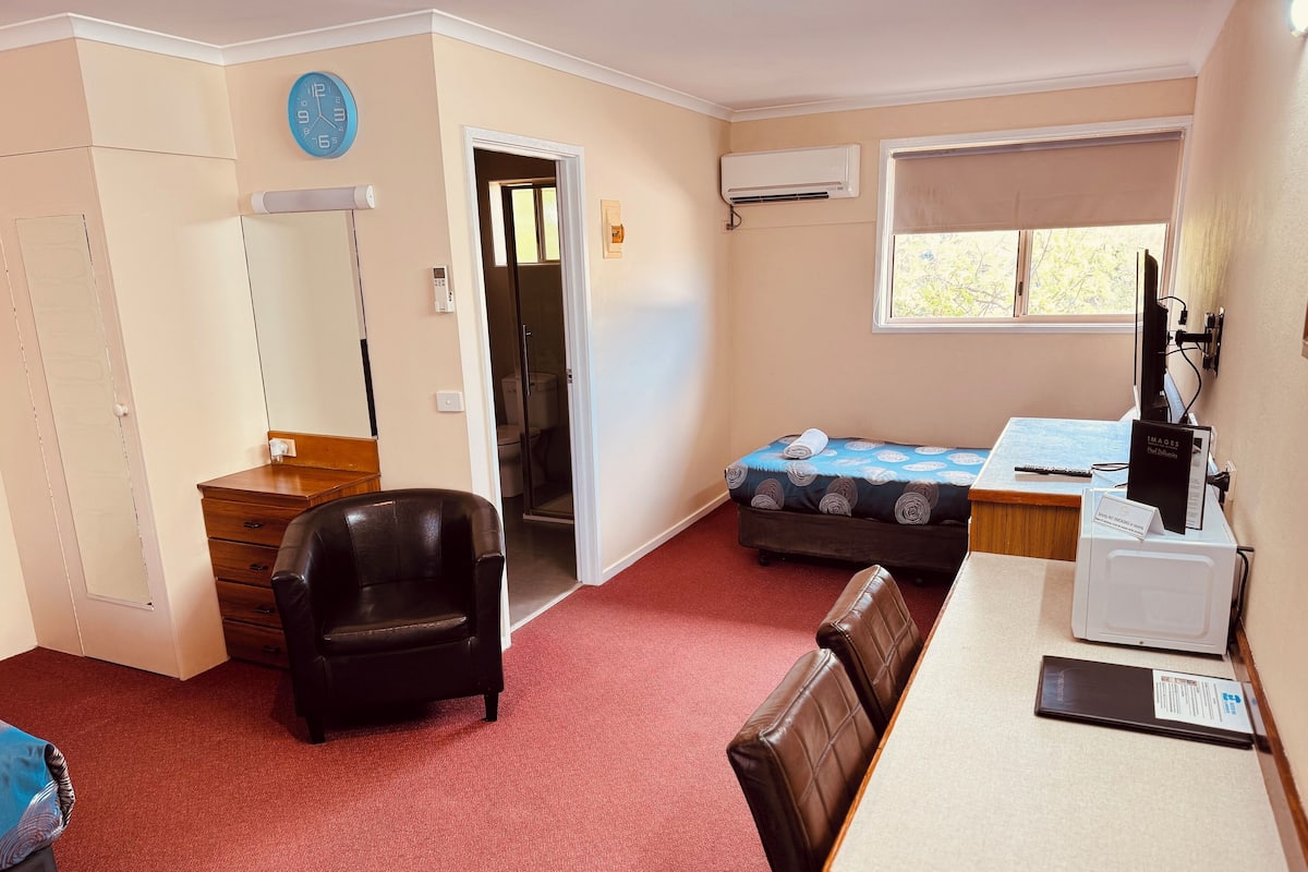 Deluxe Room | Iron/ironing board, free WiFi