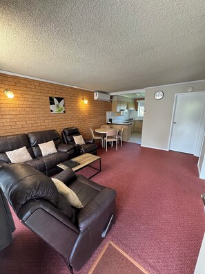 2 bedroom apartment Q3S | Living area | Plasma TV - Blue Whale Motor Inn & Apartments (Warrnambool)
