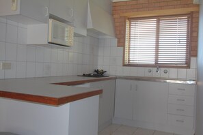 Kühlschrank, Mikrowelle, Wasserkocher mit Kaffee-/Teezubehör