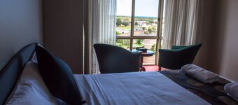 Blue Whale Motor Inn & Apartments