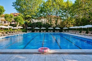 Seasonal outdoor pool, open 9:00 AM to 7:00 PM, pool umbrellas - Grand Hotel Royal (Viareggio)