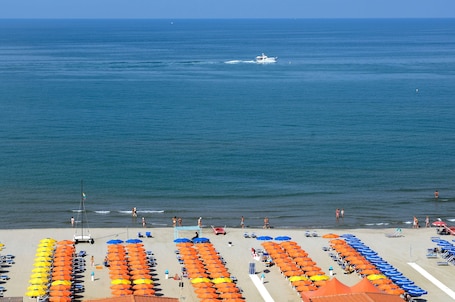 Privéstrand vlakbij, strandlakens, een strandbar. Grand Hotel Royal