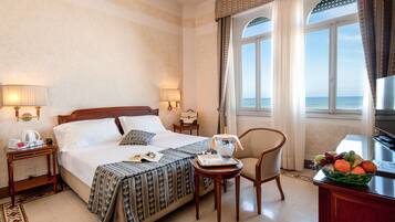 Minibar, coffres-forts dans les chambres, rideaux occultants