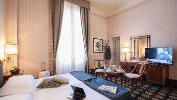 Classica Matrimoniale o 2 letti singoli (su richiesta) | Minibar, Zimmersafe, VerdunkelungsvorhĂ€nge, BĂŒgeleisen/BĂŒgelbrett