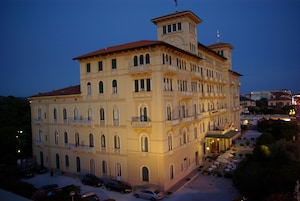 Fachada del alojamiento - Noche