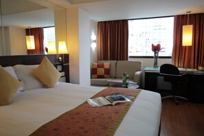 豪華客房 | 迷你吧、客房內保險箱、書桌、遮光布/窗簾