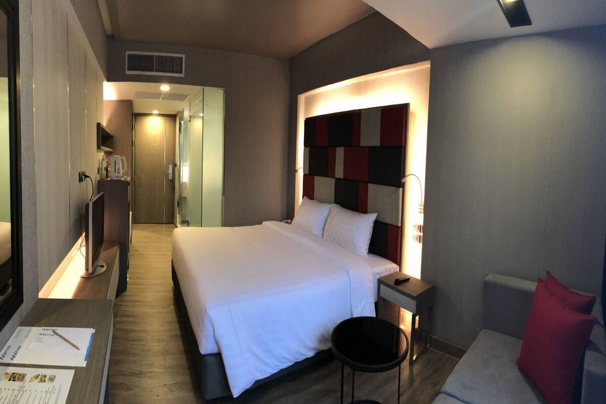 ห้องพรีเมียมดับเบิล | มินิบาร์, ตู้นิรภัยในห้องพัก, โต๊ะทำงาน, ผ้าม่านกันแสง