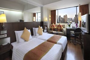 Minibar, in-room safe, desk, blackout curtains - Marvel Hotel Bangkok (Bangkok)