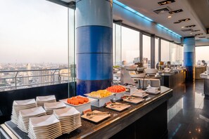 朝食 (ビュッフェ)、毎日提供 (有料)