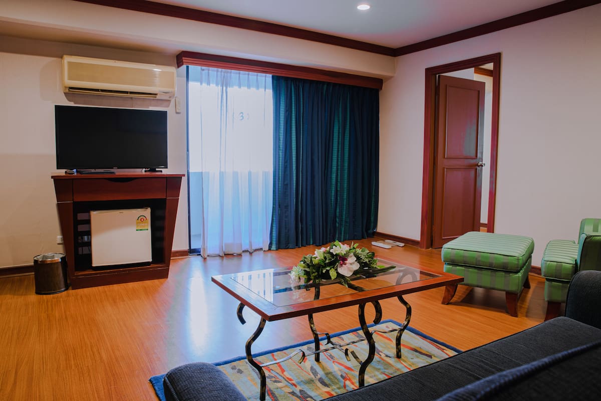 Executive Suite, 1 Double Bed | Living area | TV