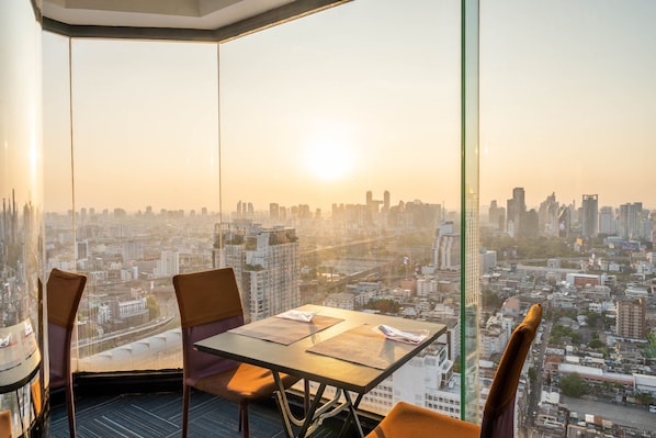 Breakfast, lunch, dinner served; international cuisine - Baiyoke Suite Hotel (Bangkok)