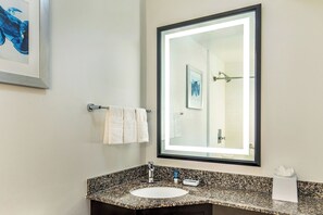 Articles de toilette gratuits, sèche-cheveux, serviettes fournies, savon