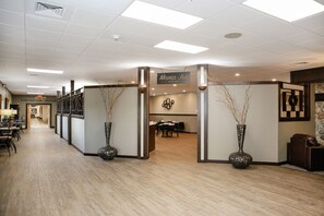 Phục vụ bữa sáng, bữa trưa, bữa tối, món ăn kiểu Mỹ