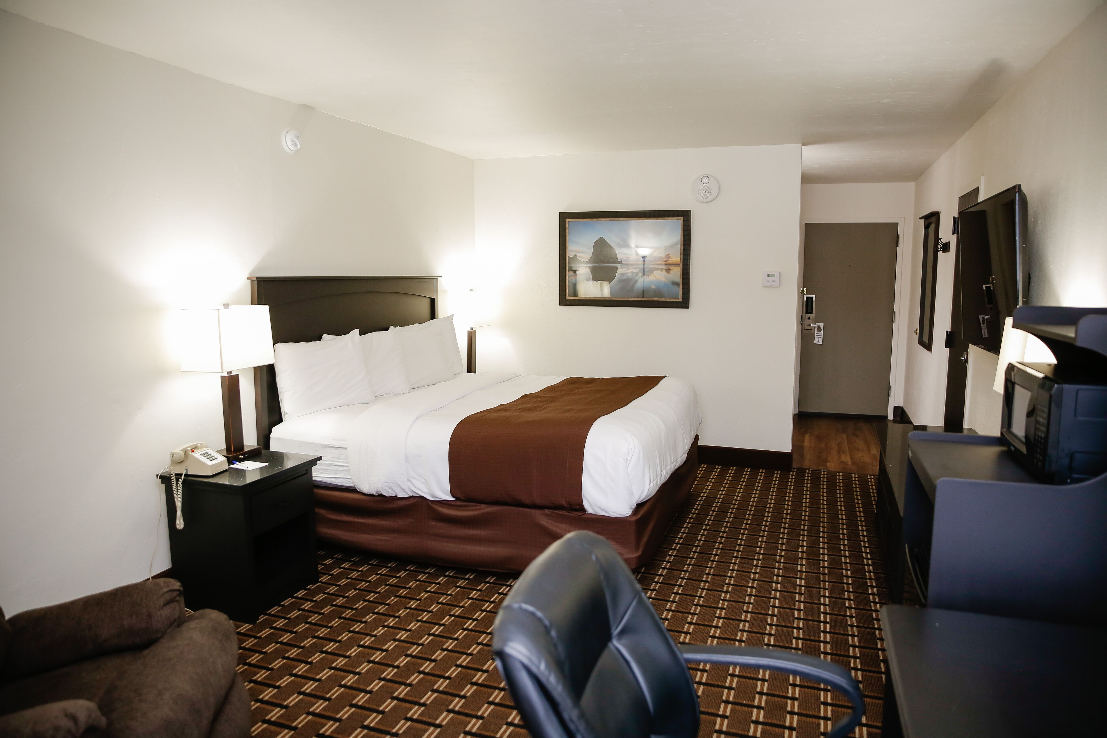 standard room, 1 king bed | pillow-top beds, blackout curtains, iron/ironing board