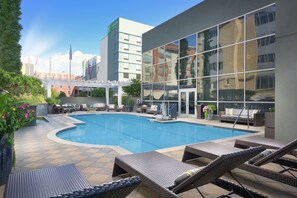 Seasonal outdoor pool - DoubleTree by Hilton Hotel Chattanooga Downtown (Chattanooga)