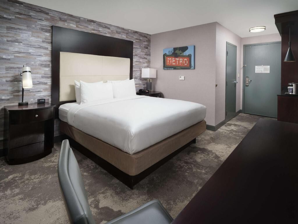 Down comforters, in-room safe, desk, blackout drapes