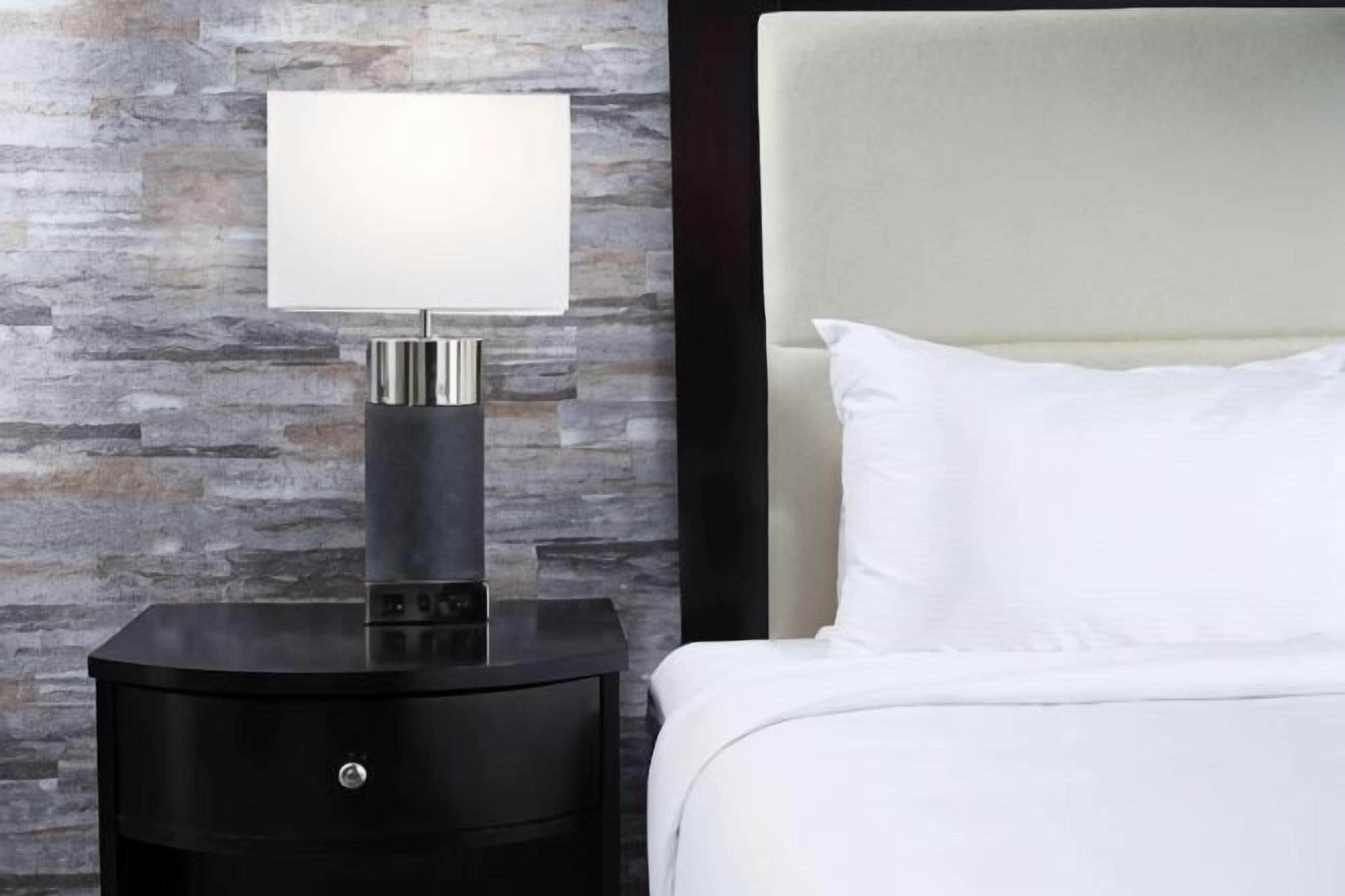 Down comforters, in-room safe, desk, blackout drapes