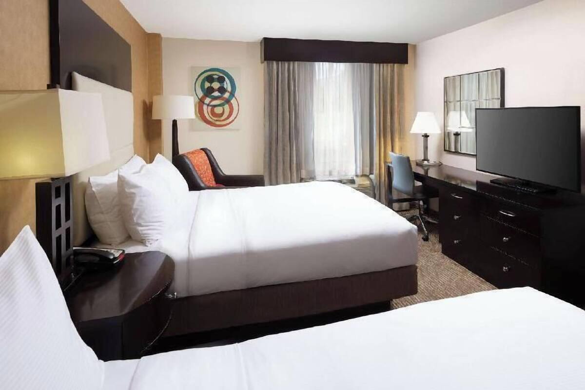 Down duvets, in-room safe, desk, blackout curtains