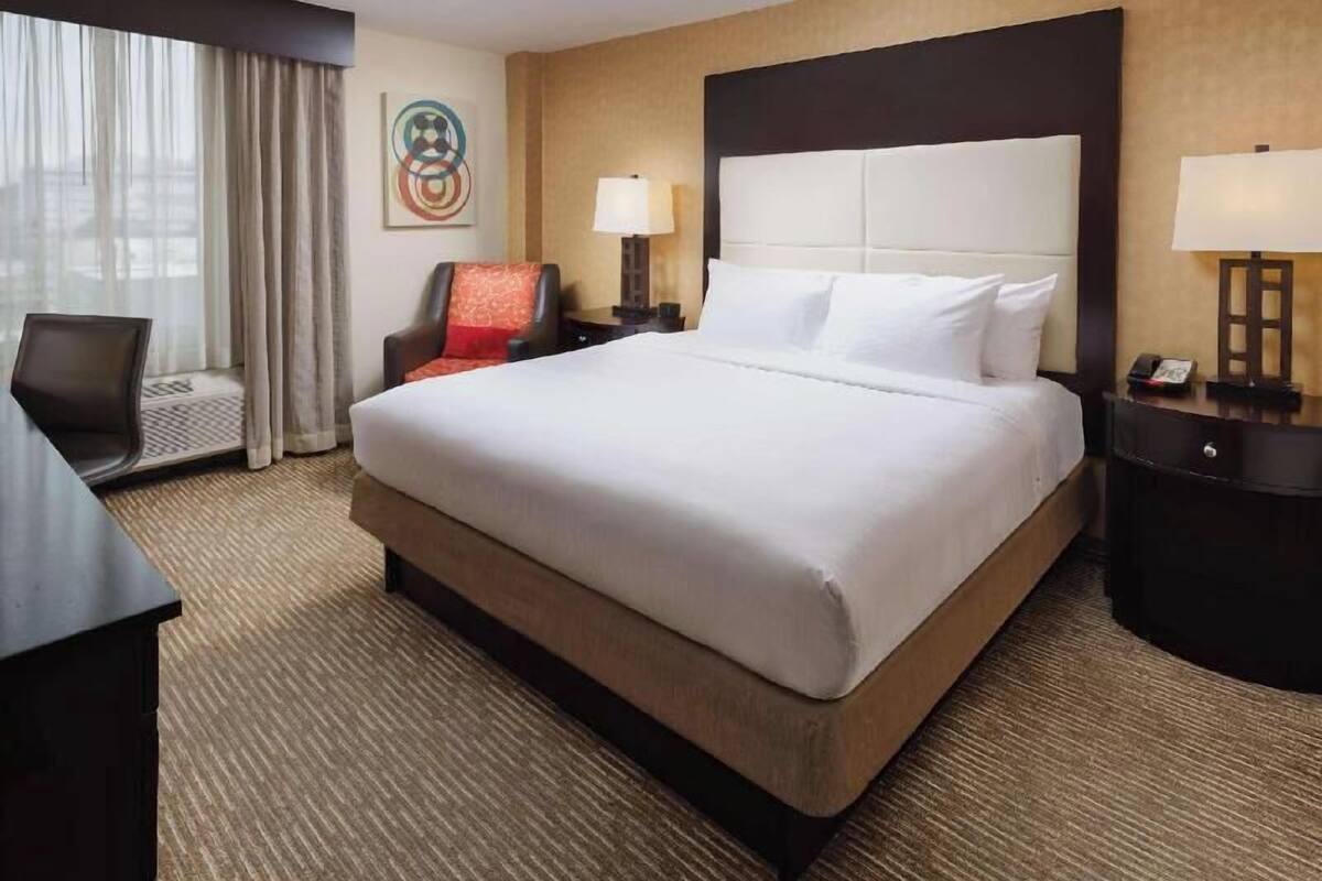 Down duvets, in-room safe, desk, blackout curtains