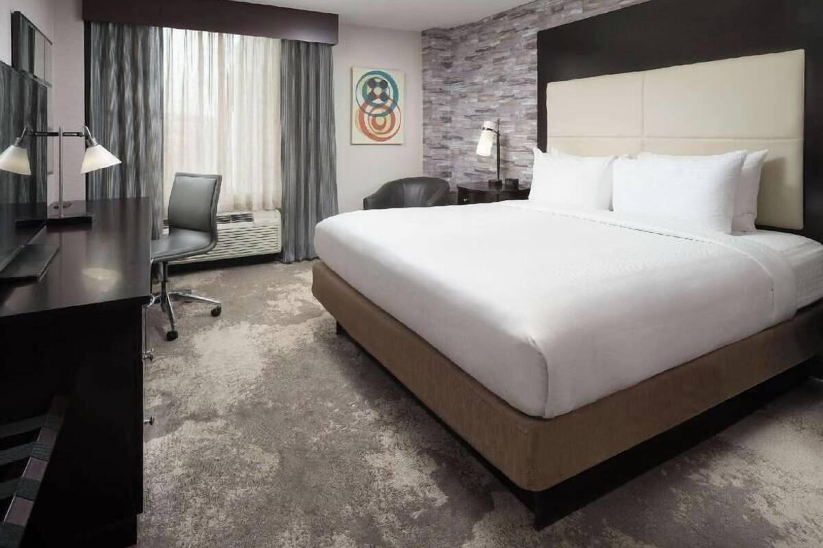 Down duvets, in-room safe, desk, blackout curtains