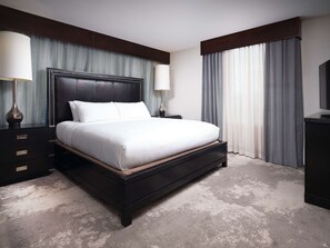 Suite | Down duvets, in-room safe, desk, blackout curtains - DoubleTree by Hilton Hotel Chattanooga Downtown (Chattanooga)