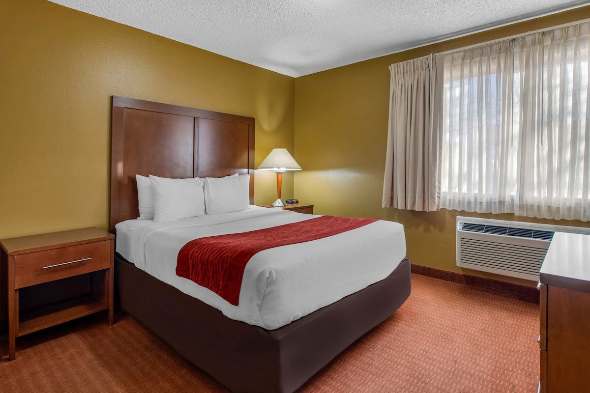 In-room safe, iron/ironing board, WiFi (free), bed sheets