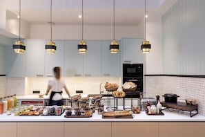 Tägliches Frühstücksbuffet gegen Gebühr