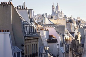 Une vue urbaine avec un imposant dôme en arrière-plan, qui pourrait être une cathédrale ou un grand bâtiment public.