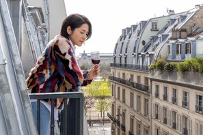 Romantic Double or Twin Room (Cosy) | Balcony view - Hôtel Louvre Montana (Paris)
