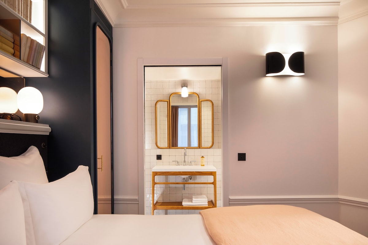 Sengetøy av topp kvalitet, minibar, safe på rommet og blendingsgardiner