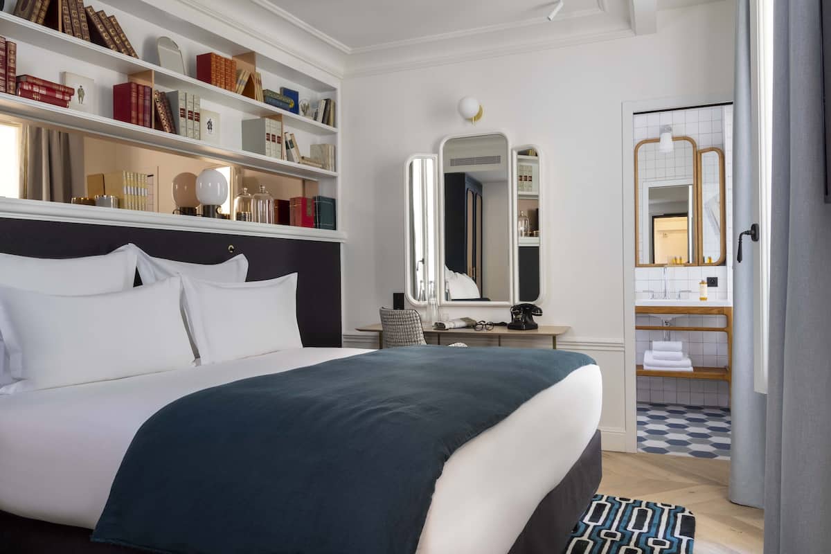 Superior Double Room | Peralatan tempat tidur premium, bar mini, peti besi dalam bilik