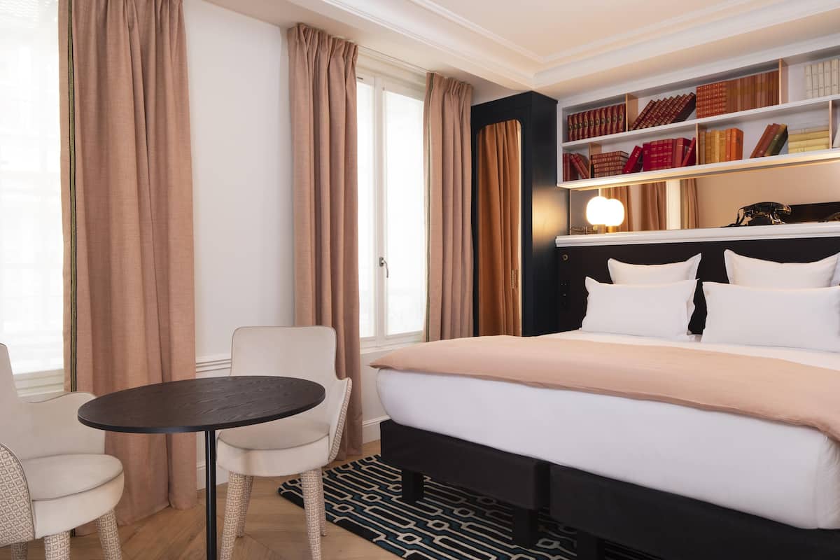 Deluxe Double Room | Peralatan tempat tidur premium, bar mini, peti besi dalam bilik