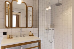 Deluxe-værelse | Badeværelse | Hårtørrer, badekåber, hjemmesko, håndklæder
