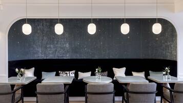 Desayuno buffet diario (EUR 22 por persona)