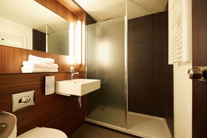 Shower, eco-friendly toiletries, towels - Campanile Pau (Bizanos)